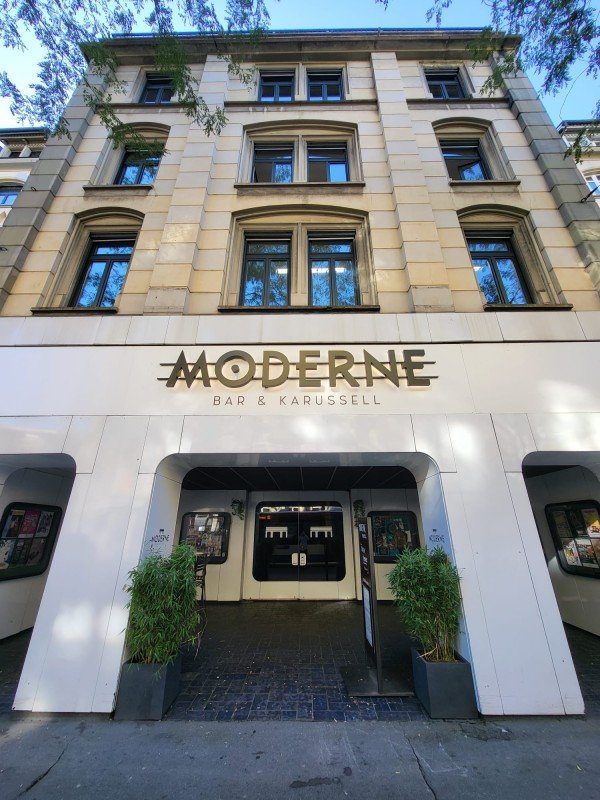 Moderne Bar & Karussell