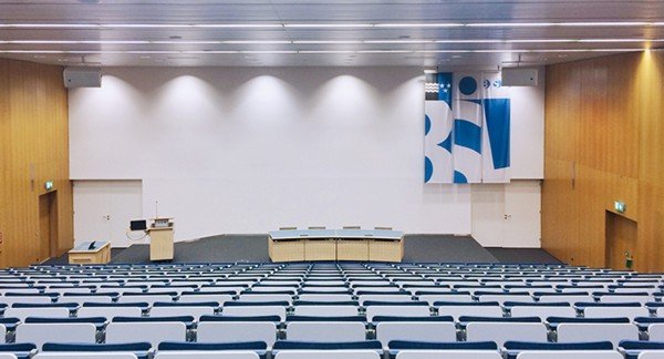 Aula mit Bühne, Hörsaal-Bestuhlung und Foyer