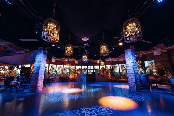 Dance Inn / Schlosshof