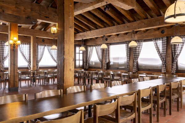 Berghotel & Restaurant Pischa mit Bergpanorama