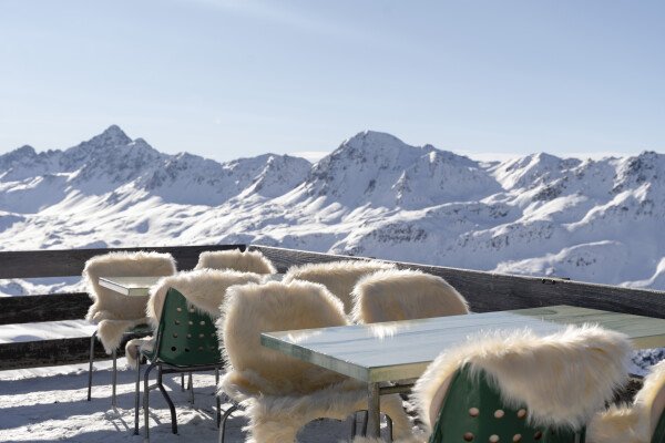 Berghotel & Restaurant Pischa mit Bergpanorama