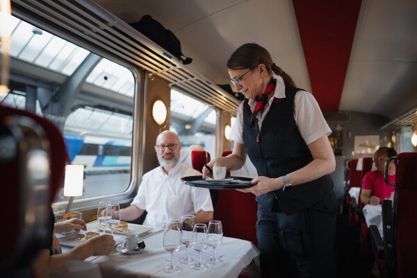 Extrazüge SBB Roter Doppelfpfeil u. «Salon suisse»