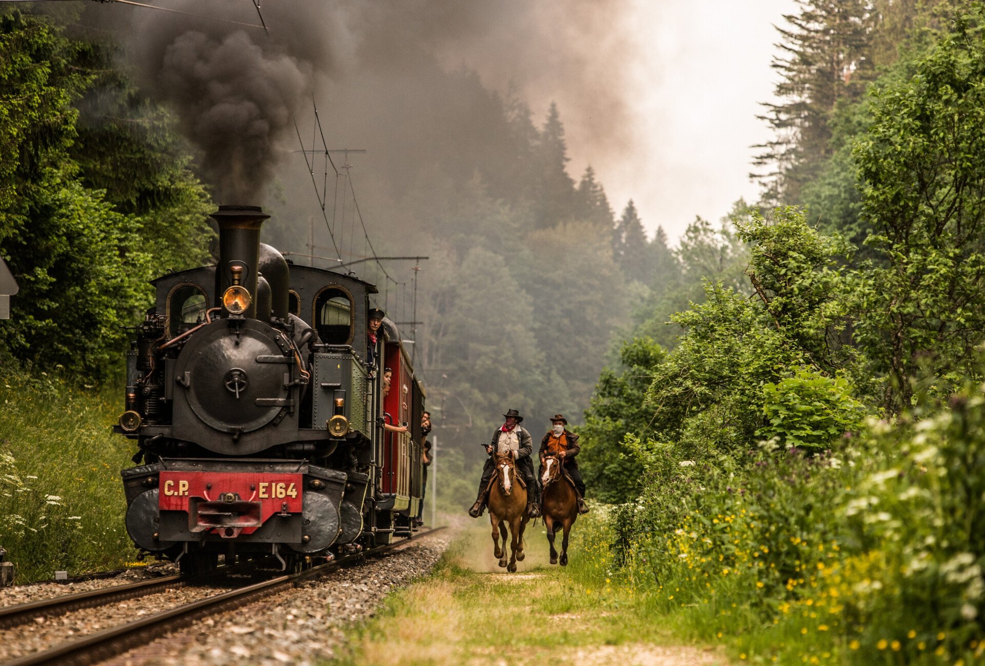 Erlebt einen Überfall auf den Dampfzug im Jura