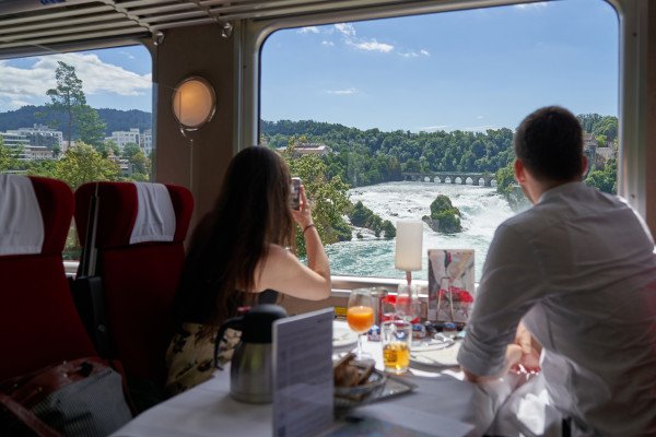 Roter Doppelpfeil «Churchill»