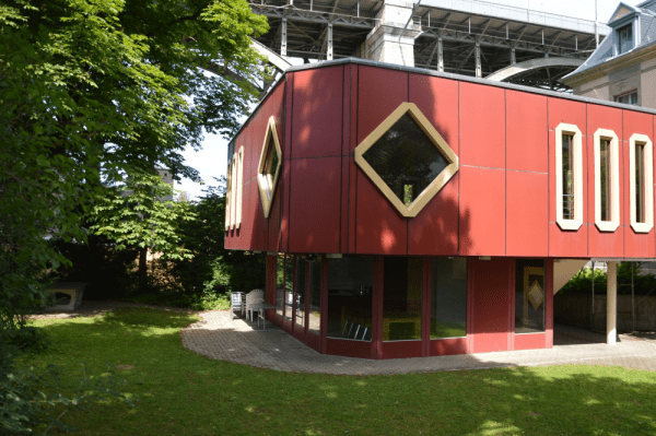 Pavillon mit Foyer, Küche, Garten & Saal