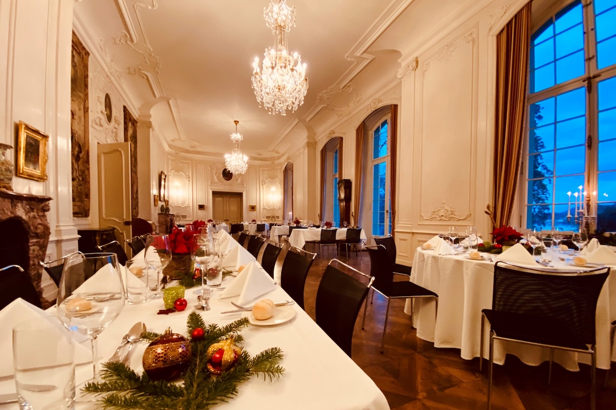 Festessen mit gedeckten Tischen im Saal von der Villa St.Charles